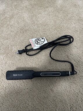 Style House Black Hair Straightener Flat Iron 1.25” up to 450 Degrees EUC